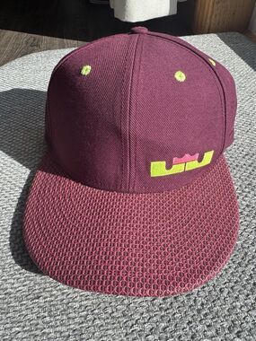 Nike True Lebron James Snap Back Hat Cap King Crown Logo One Size Burgundy NEW